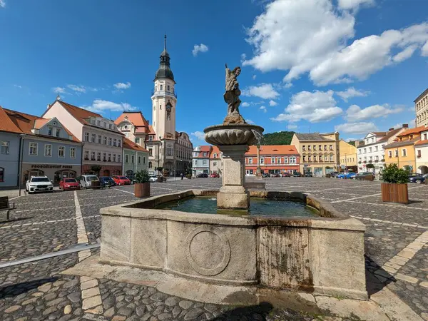 Bilina, Çek Cumhuriyeti-9 Temmuz 2023: Çeşmeler ve kaldırım taşı meydanı, kiliseler ve eski kasabanın üzerindeki şatosu ile Bilina tarihi kent merkezi