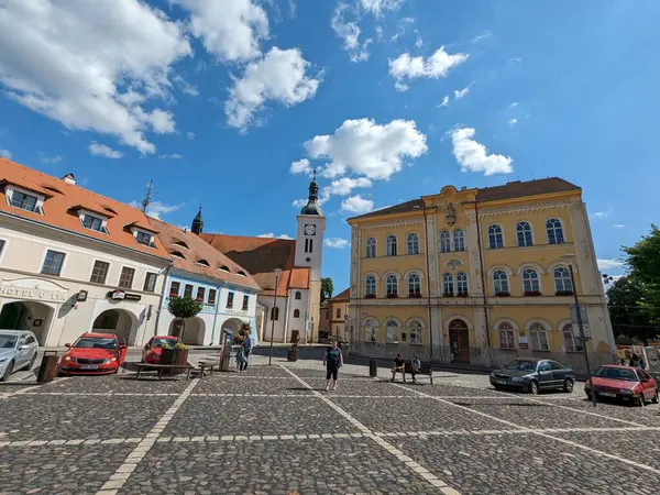 Bilina, Çek Cumhuriyeti-9 Temmuz 2023: Çeşmeler ve kaldırım taşı meydanı, kiliseler ve eski kasabanın üzerindeki şatosu ile Bilina tarihi kent merkezi