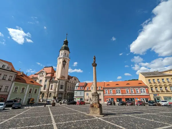 Bilina, Çek Cumhuriyeti-9 Temmuz 2023: Çeşmeler ve kaldırım taşı meydanı, kiliseler ve eski kasabanın üzerindeki şatosu ile Bilina tarihi kent merkezi
