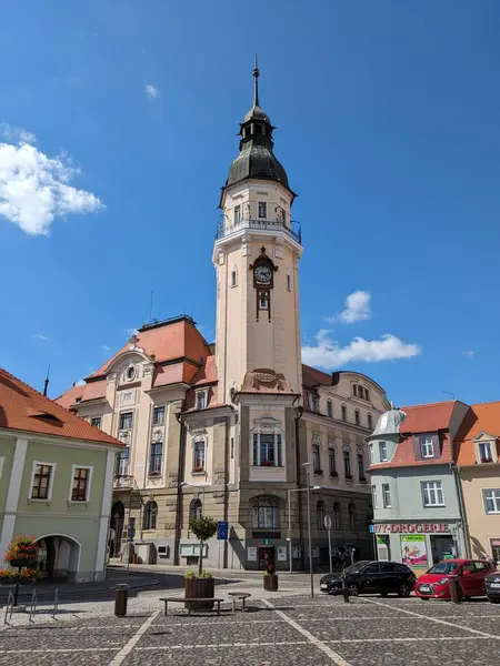 Bilina, Çek Cumhuriyeti-9 Temmuz 2023: Çeşmeler ve kaldırım taşı meydanı, kiliseler ve eski kasabanın üzerindeki şatosu ile Bilina tarihi kent merkezi