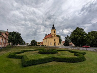 Dobris kalesi ve tarihi şehir merkezi hava manzarası, Çek Cumhuriyeti, Avrupa 'daki Dob şehrinin şehir manzarası