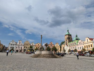 Havlickuv Brod, Çek Cumhuriyeti - 11 Temmuz 2022: Çek Cumhuriyeti 'nin Vysocina bölgesinde çeşmeli tarihi Havlickuv Brod şehir meydanı