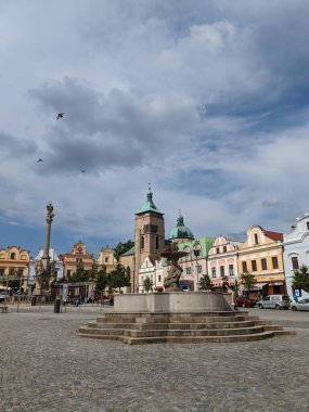 Havlickuv Brod, Çek Cumhuriyeti - 11 Temmuz 2022: Çek Cumhuriyeti 'nin Vysocina bölgesinde çeşmeli tarihi Havlickuv Brod şehir meydanı