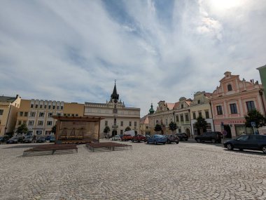 Havlickuv Brod, Çek Cumhuriyeti - 11 Temmuz 2022: Çek Cumhuriyeti 'nin Vysocina bölgesinde çeşmeli tarihi Havlickuv Brod şehir meydanı