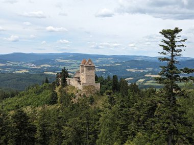 Kasperk, Çek Cumhuriyeti-12 Ağustos 2023: Kasperk kalesi eski bohem gotik kalesinin kuleli manzarası