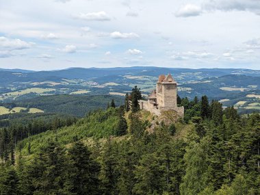 Kasperk, Çek Cumhuriyeti-12 Ağustos 2023: Kasperk kalesi eski bohem gotik kalesinin kuleli manzarası