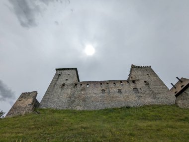 Kasperk, Çek Cumhuriyeti-12 Ağustos 2023: Kasperk kalesi eski bohem gotik kalesinin kuleli manzarası