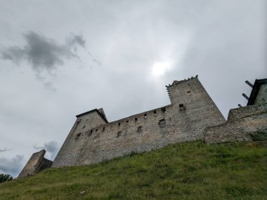 Kasperk, Çek Cumhuriyeti-12 Ağustos 2023: Kasperk kalesi eski bohem gotik kalesinin kuleli manzarası