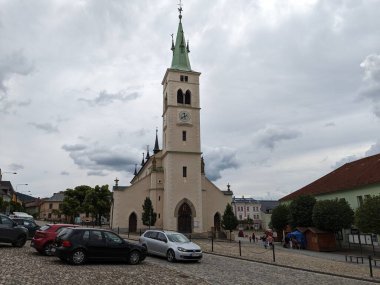 Kasperske Hory, Çek Cumhuriyeti-11 Ağustos 2023: Kasperske Hory Çek Cumhuriyeti 'nin dağlık bölgesinde tarihi Bohem kasabası ve şehir merkezi, eski kasaba meydanı, kilise ve belediye binasının mimarisi 