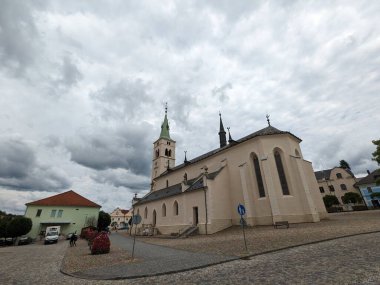 Kasperske Hory, Çek Cumhuriyeti-11 Ağustos 2023: Kasperske Hory Çek Cumhuriyeti 'nin dağlık bölgesinde tarihi Bohem kasabası ve şehir merkezi, eski kasaba meydanı, kilise ve belediye binasının mimarisi 