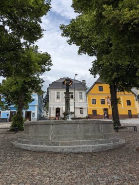 Kasperske Hory, Çek Cumhuriyeti-11 Ağustos 2023: Kasperske Hory Çek Cumhuriyeti 'nin dağlık bölgesinde tarihi Bohem kasabası ve şehir merkezi, eski kasaba meydanı, kilise ve belediye binasının mimarisi 