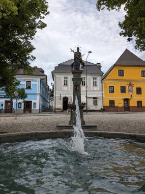 Kasperske Hory, Çek Cumhuriyeti-11 Ağustos 2023: Kasperske Hory Çek Cumhuriyeti 'nin dağlık bölgesinde tarihi Bohem kasabası ve şehir merkezi, eski kasaba meydanı, kilise ve belediye binasının mimarisi 