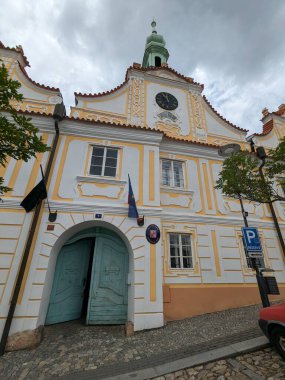 Kasperske Hory, Çek Cumhuriyeti-11 Ağustos 2023: Kasperske Hory Çek Cumhuriyeti 'nin dağlık bölgesinde tarihi Bohem kasabası ve şehir merkezi, eski kasaba meydanı, kilise ve belediye binasının mimarisi 