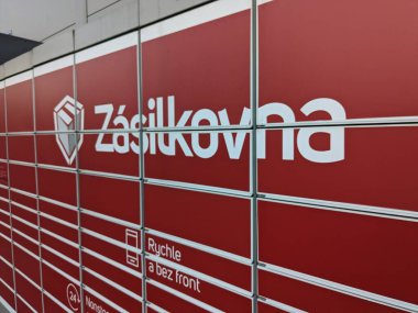 Prag, Çek Cumhuriyeti-16 Haziran 2023: Alışveriş merkezinin önünde duran müşteriler için Zasilkovna-paket lojistik paketi, Zasilkovna lojistik perakende şirketinin e-posta kutusu