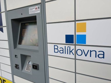 Prag, Çek Cumhuriyeti-16 Haziran 2023: Balikovna Kutu-paket kutusu lojistiği, alışveriş merkezinin önünde duran müşteriler için, Balikovna perakende şirketinin e-posta kutusu