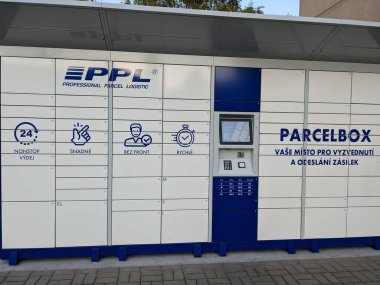 Prag, Çek Cumhuriyeti 23 Mayıs 2023: Prag Çek Cumhuriyeti 'ndeki bir alışveriş merkezinin önündeki PPL paket kutusu, gece saatlerinde paket teslimatı