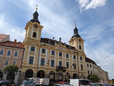 Pisek, Çek Cumhuriyeti-22 Ağustos 2023: Kilisesi, eski kasaba meydanı, Orta Avrupa 'nın en eski Bohem taş köprüsü ve tarihi şehir merkezi olan heykel ve karelere sahip Pisek tarihi kasabası