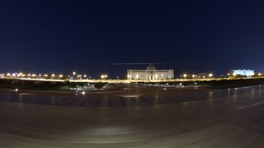 MÜZCAT OMAN 'ın Arap başkenti SuLTAN QABOS GREENEL MOSQUE yakınlarında alacakaranlıkta ışık ve ufuk çizgilerini gösteren gece zaman çizelgesi