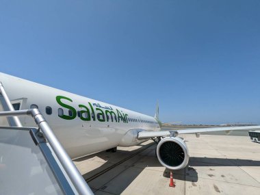 Amman, Ürdün-6 Mayıs 2024: Amman Uluslararası Havaalanı ana giriş salonu yolcuları ve modern tasarım