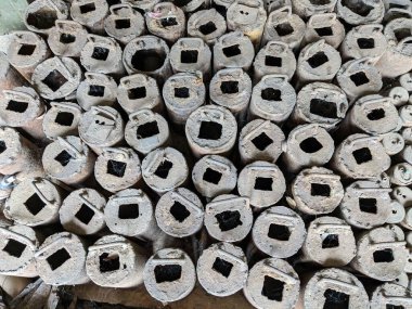 Patlamamış mayınlar ve misket bombaları savaştan sonra Kamboçya 'nın dört bir yanında toplandı, şimdi Siem Reap Kamboçya' daki Kara Mayınları Müzesi 'nde büyük miktarda cephane hala kırsalda duruyor.