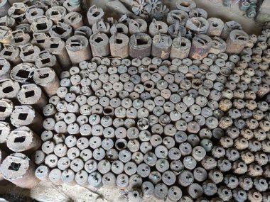 Patlamamış mayınlar ve misket bombaları savaştan sonra Kamboçya 'nın dört bir yanında toplandı, şimdi Siem Reap Kamboçya' daki Kara Mayınları Müzesi 'nde büyük miktarda cephane hala kırsalda duruyor.