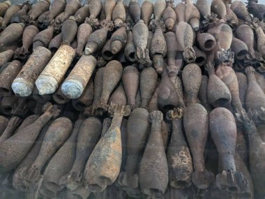 Patlamamış mayınlar ve misket bombaları savaştan sonra Kamboçya 'nın dört bir yanında toplandı, şimdi Siem Reap Kamboçya' daki Kara Mayınları Müzesi 'nde büyük miktarda cephane hala kırsalda duruyor.