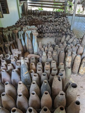 Patlamamış mayınlar ve misket bombaları savaştan sonra Kamboçya 'nın dört bir yanında toplandı, şimdi Siem Reap Kamboçya' daki Kara Mayınları Müzesi 'nde büyük miktarda cephane hala kırsalda duruyor.
