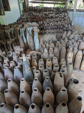 Patlamamış mayınlar ve misket bombaları savaştan sonra Kamboçya 'nın dört bir yanında toplandı, şimdi Siem Reap Kamboçya' daki Kara Mayınları Müzesi 'nde büyük miktarda cephane hala kırsalda duruyor.