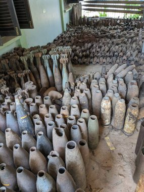 Patlamamış mayınlar ve misket bombaları savaştan sonra Kamboçya 'nın dört bir yanında toplandı, şimdi Siem Reap Kamboçya' daki Kara Mayınları Müzesi 'nde büyük miktarda cephane hala kırsalda duruyor.