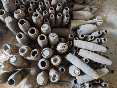 Patlamamış mayınlar ve misket bombaları savaştan sonra Kamboçya 'nın dört bir yanında toplandı, şimdi Siem Reap Kamboçya' daki Kara Mayınları Müzesi 'nde büyük miktarda cephane hala kırsalda duruyor.