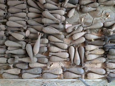 Patlamamış mayınlar ve misket bombaları savaştan sonra Kamboçya 'nın dört bir yanında toplandı, şimdi Siem Reap Kamboçya' daki Kara Mayınları Müzesi 'nde büyük miktarda cephane hala kırsalda duruyor.