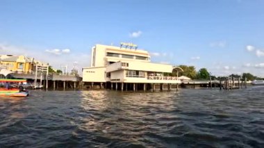  BANGKOK RIVER toplu taşıma tekneleri ve şehrin SKYLINE ile trafiği Chao Phraya Nehri 'nden gökdelenler ve tapınaklar manzarası sunuyor