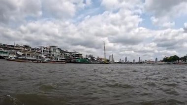  BANGKOK RIVER toplu taşıma tekneleri ve şehrin SKYLINE ile trafiği Chao Phraya Nehri 'nden gökdelenler ve tapınaklar manzarası sunuyor