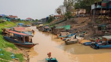 SIEM REAP yakınlarındaki CAMBODIAN köyü kuraklık koşullarını, stilt evleri ve Güneydoğu Asya 'daki yerel kırsal yaşamı gösteren kurak bir nehir yatağında yer almaktadır.