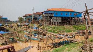 SIEM REAP yakınlarındaki CAMBODIAN köyü kuraklık koşullarını, stilt evleri ve Güneydoğu Asya 'daki yerel kırsal yaşamı gösteren kurak bir nehir yatağında yer almaktadır.