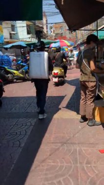 Yağış üstüne yağış manzarası ve doğal hava fenomeni ile AERİAL DRON görüntüsü ile kırsal alanda çifte gökkuşağı