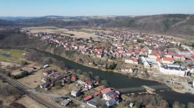  KACOV TOWN ve ABBEY hava manzarası ile çevrili orman tepeleri ve Sazava nehri, Çek Cumhuriyeti 'nin tarihi yeri ve barok mimari simgesi