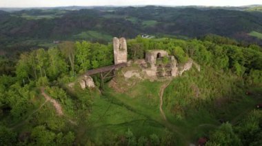  ZUBSTEJN CASTLE VYSOINA bölgesindeki havadan manzara manzarası, manzaralı doğa ve ormanlarla çevrili ünlü ortaçağ kalıntıları