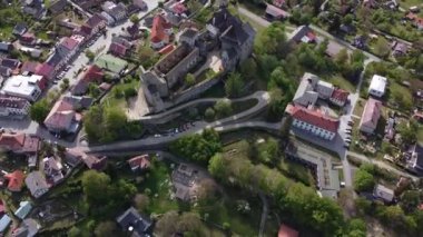 Lipnice, Çek Cumhuriyeti-8 Nisan 2025: LIPNICE NAD SAZAVOU Highlands bölgesinde hava manzarası, köye bakan tarihi taş kale ve orman tepeleri
