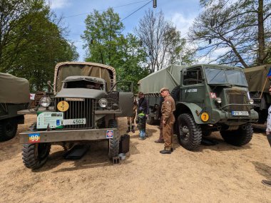 PILSEN, CZECH Cumhuriyet - 5 Mayıs 2023: Özgürlük Konvoyu. Özgürlük Festivali Plzen (Plze). Pilsen 'in Mayıs 1945' te Amerikan Ordusu tarafından kurtarılmasının kutlanması. 2. Dünya Savaşı 'ndan kalma makineler, tanklar ve zırhlı araçlar.
