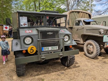 PILSEN, CZECH Cumhuriyet - 5 Mayıs 2023: Özgürlük Konvoyu. Özgürlük Festivali Plzen (Plze). Pilsen 'in Mayıs 1945' te Amerikan Ordusu tarafından kurtarılmasının kutlanması. 2. Dünya Savaşı 'ndan kalma makineler, tanklar ve zırhlı araçlar.