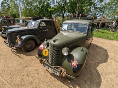 PILSEN, CZECH Cumhuriyet - 5 Mayıs 2023: Özgürlük Konvoyu. Özgürlük Festivali Plzen (Plze). Pilsen 'in Mayıs 1945' te Amerikan Ordusu tarafından kurtarılmasının kutlanması. 2. Dünya Savaşı 'ndan kalma makineler, tanklar ve zırhlı araçlar.