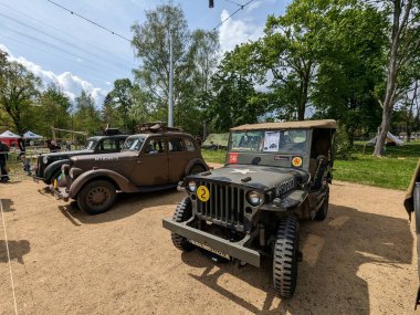 PILSEN, CZECH Cumhuriyet - 5 Mayıs 2023: Özgürlük Konvoyu. Özgürlük Festivali Plzen (Plze). Pilsen 'in Mayıs 1945' te Amerikan Ordusu tarafından kurtarılmasının kutlanması. 2. Dünya Savaşı 'ndan kalma makineler, tanklar ve zırhlı araçlar.