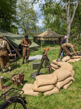 PILSEN, CZECH Cumhuriyet - 5 Mayıs 2023: Özgürlük Konvoyu. Özgürlük Festivali Plzen (Plze). Pilsen 'in Mayıs 1945' te Amerikan Ordusu tarafından kurtarılmasının kutlanması. 2. Dünya Savaşı 'ndan kalma makineler, tanklar ve zırhlı araçlar.