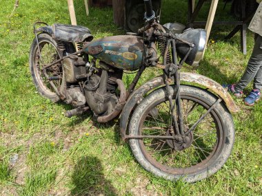 PILSEN, CZECH Cumhuriyet - 5 Mayıs 2023: Özgürlük Konvoyu. Özgürlük Festivali Plzen (Plze). Pilsen 'in Mayıs 1945' te Amerikan Ordusu tarafından kurtarılmasının kutlanması. 2. Dünya Savaşı 'ndan kalma makineler, tanklar ve zırhlı araçlar.