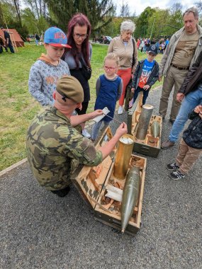 PILSEN, CZECH Cumhuriyet - 5 Mayıs 2023: Özgürlük Konvoyu. Özgürlük Festivali Plzen (Plze). Pilsen 'in Mayıs 1945' te Amerikan Ordusu tarafından kurtarılmasının kutlanması. 2. Dünya Savaşı 'ndan kalma makineler, tanklar ve zırhlı araçlar.