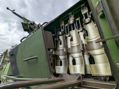 PILSEN, CZECH Cumhuriyet - 5 Mayıs 2023: Özgürlük Konvoyu. Özgürlük Festivali Plzen (Plze). Pilsen 'in Mayıs 1945' te Amerikan Ordusu tarafından kurtarılmasının kutlanması. 2. Dünya Savaşı 'ndan kalma makineler, tanklar ve zırhlı araçlar.