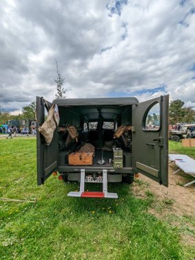 PILSEN, CZECH Cumhuriyet - 5 Mayıs 2023: Özgürlük Konvoyu. Özgürlük Festivali Plzen (Plze). Pilsen 'in Mayıs 1945' te Amerikan Ordusu tarafından kurtarılmasının kutlanması. 2. Dünya Savaşı 'ndan kalma makineler, tanklar ve zırhlı araçlar.