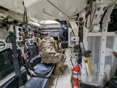 PILSEN, CZECH Cumhuriyet - 5 Mayıs 2023: Özgürlük Konvoyu. Özgürlük Festivali Plzen (Plze). Pilsen 'in Mayıs 1945' te Amerikan Ordusu tarafından kurtarılmasının kutlanması. 2. Dünya Savaşı 'ndan kalma makineler, tanklar ve zırhlı araçlar.