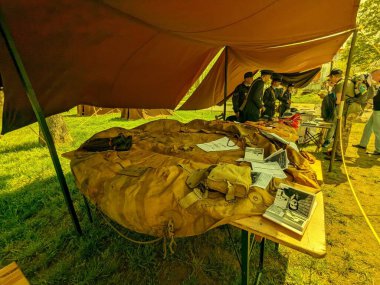 PILSEN, CZECH Cumhuriyet - 5 Mayıs 2023: Özgürlük Konvoyu. Özgürlük Festivali Plzen (Plze). Pilsen 'in Mayıs 1945' te Amerikan Ordusu tarafından kurtarılmasının kutlanması. 2. Dünya Savaşı 'ndan kalma makineler, tanklar ve zırhlı araçlar.